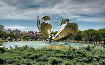 Floralis Generica, Buenos Aires, Argentina. Sergio Rodriguez@Unsplash