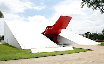 Oscar Niemeyer Auditorium in Parque Ibirapuera, Sao Paulo, Brazil. Flickr: Arte Foro do Museo