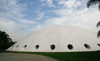 An Oscar Niemeyer building in Parque Ibirapuera, Sao Paulo, Brazil. Flickr: Arte Foro do Museo