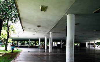 Passage under an Oscar Niemeyer building in Parque Ibirapuera, Sao Paulo, Brazil. Flickr: Arte Foro do Museo