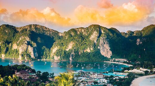Golden sky over the mountains, Phi Phi Islands of Thailand. Evan Krause@Unsplash