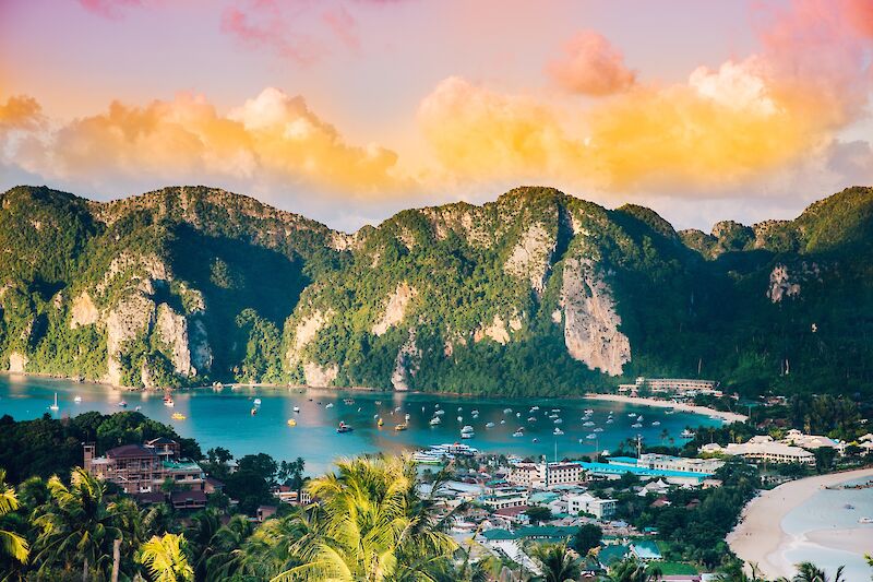 Golden sky over the mountains, Phi Phi Islands of Thailand. Evan Krause@Unsplash