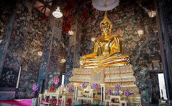 Statue in a temple, Bangkok, Thailand. Minseok Kwak@Unsplash
