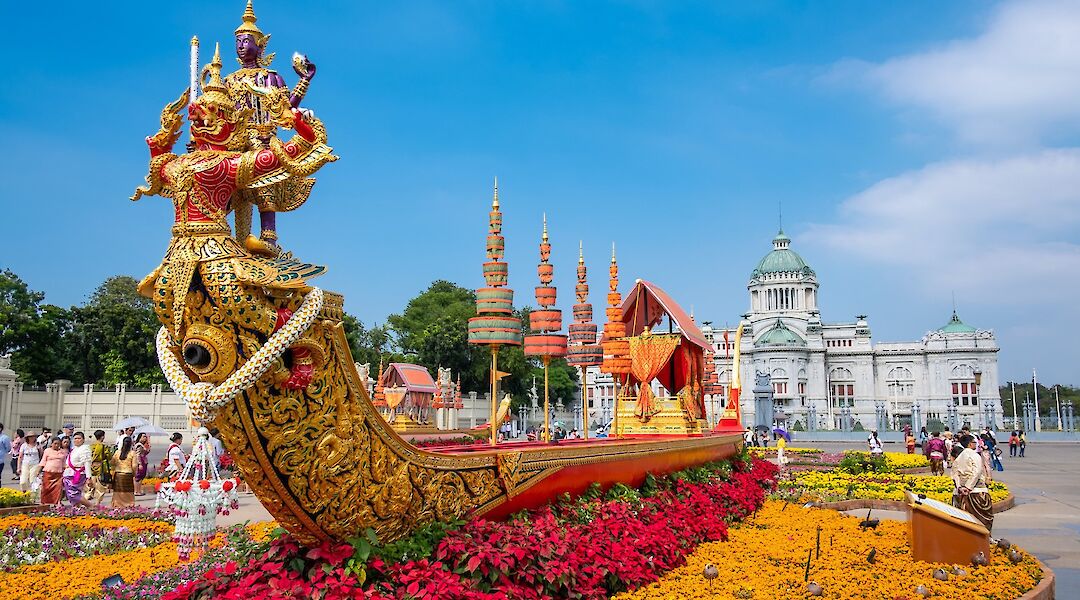 Ornate long tail Canal boat statue, Bangkok, Thailand. Worachat Sodsri@Unsplash