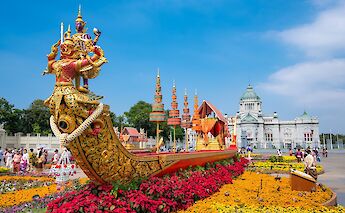 Ornate long tail Canal boat statue, Bangkok, Thailand. Worachat Sodsri@Unsplash