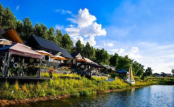 Restaurant on a lake, Bangkok, Thailand. Nopparuj Lamaikul@Unsplash