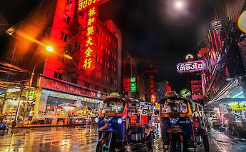 Tuktuk on the streets at night, Bangkok, Thailand. Florian Wehde@Unsplash
