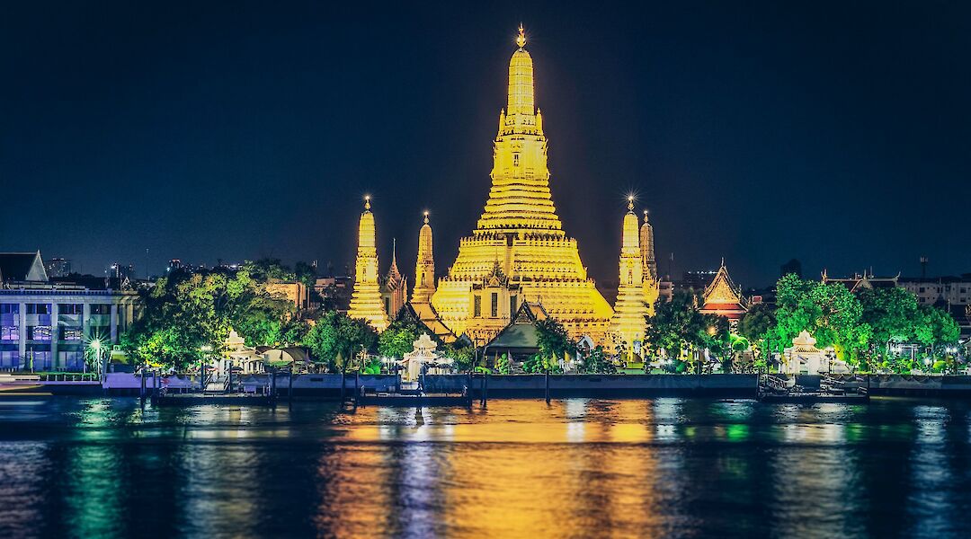 Wat Arun Illuminated at night, Bangkok, Thailand. Tuan Nguyen@Unsplash