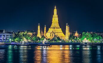 Wat Arun Illuminated at night, Bangkok, Thailand. Tuan Nguyen@Unsplash