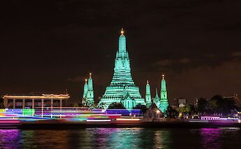 Wat Arun at night, Bangkok, Thailand. Hongbin@Unsplash