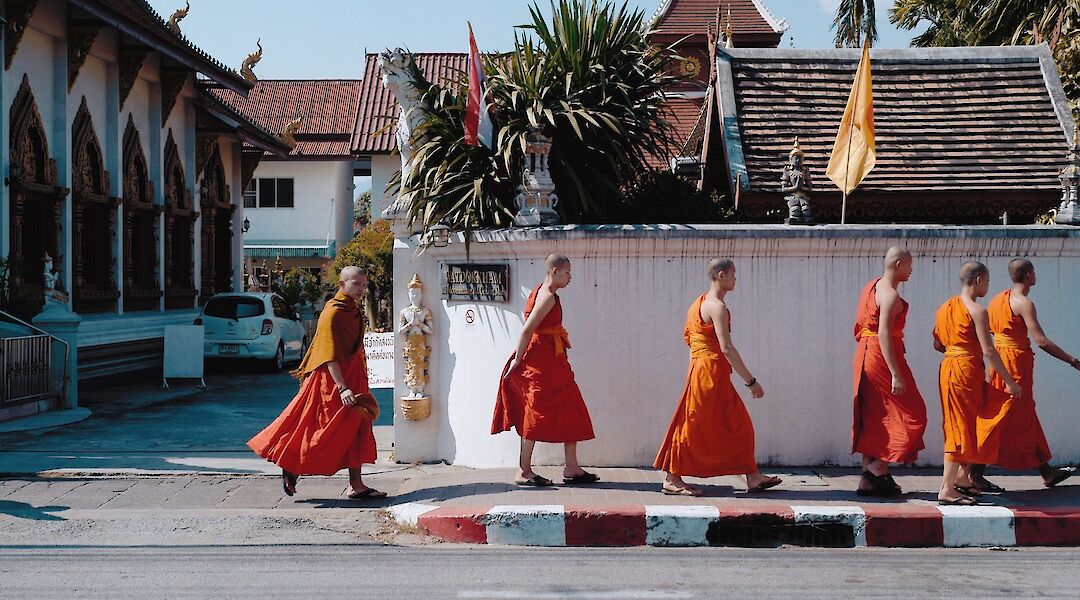 Monks on the sidewalk, Chiang Mai, Thailand. Billows926@Unsplash