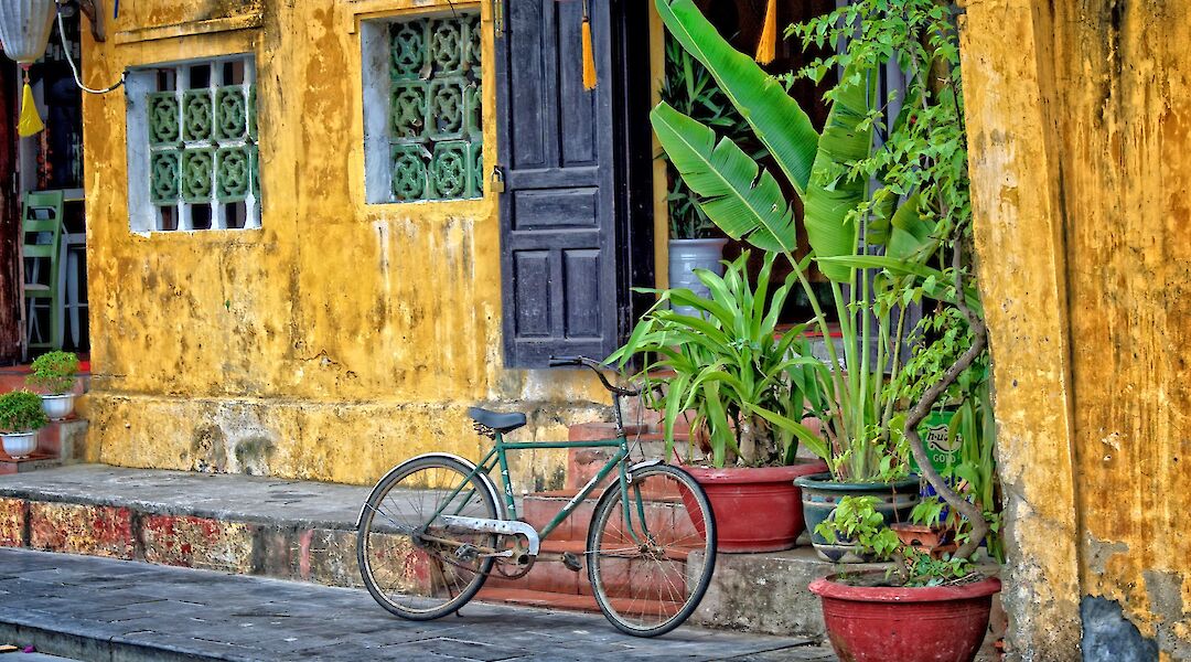 Bicycle parked outside a yellow house in old town Hoi an, Vietnam. Steve Douglas@Unsplash