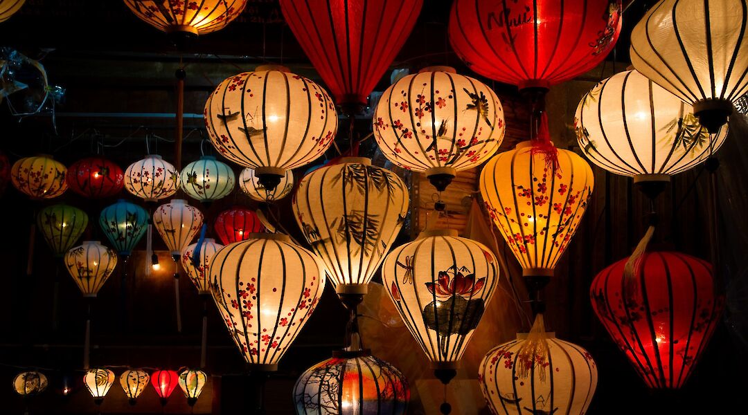 Beautiful lit lanterns at night, Hoi An, Vietnam. Thanh Soledas@Unsplash