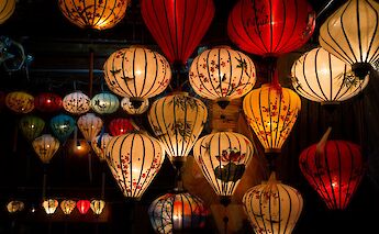 Beautiful lit lanterns at night, Hoi An, Vietnam. Thanh Soledas@Unsplash