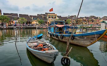 Across the riverbank, Hoi An, Vietnam. Peter Borter AI@Unsplash