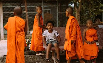 Young monks at Svay Romiet Pagoda, Siem Reap, Cambodia. Chandara Se@Unsplash
