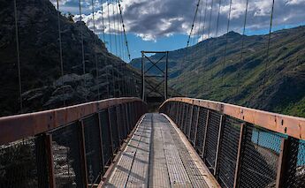 Bridge over Lake Dunstan, New Zealand. Katelyn Greer@Unsplash
