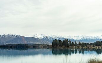 Snow-capped mountains and the Clutha River, New Zealand. Stacie Ong@Unsplash