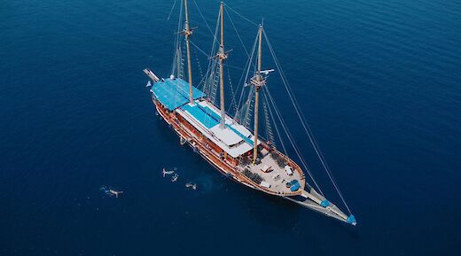 A refreshing swim in the sea straight from the boat! -toIH