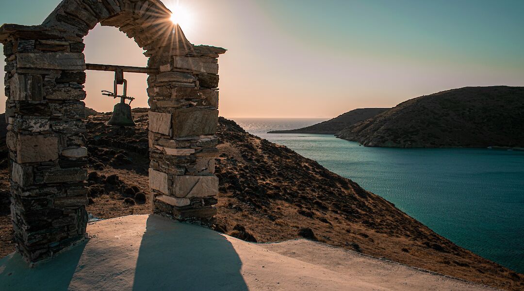 Archway and bell on Kythnos, Greece. Fotis Fotopoulos@Unsplash