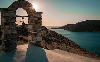 Archway and bell on Kythnos, Greece. Fotis Fotopoulos@Unsplash