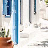 Greek street, Cyclades, Greece. Laura Adai@Unsplash