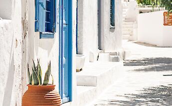 Greek street, Cyclades, Greece. Laura Adai@Unsplash