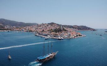 A spectacular approach by sea to this Saronic jewel. -toIH