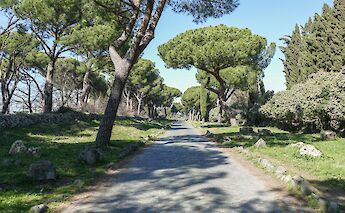 Path in Castelli, Rome, Italy. Flickr: picturethispost