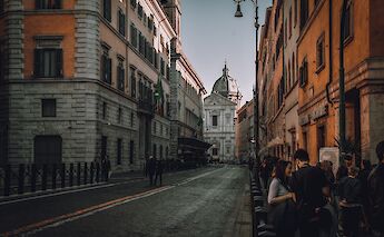 Dining al fresco on the sreets of Rome, Italy. Mola Davis@Unsplash