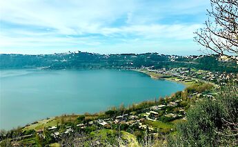 Scenic lake view, Gandolfo, Rome, Italy. Marco Faccini@Unsplash