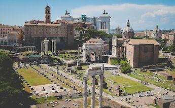 Tourists flocking the Roman Forum, Rome, Italy. Nicole Reyes@Unsplash