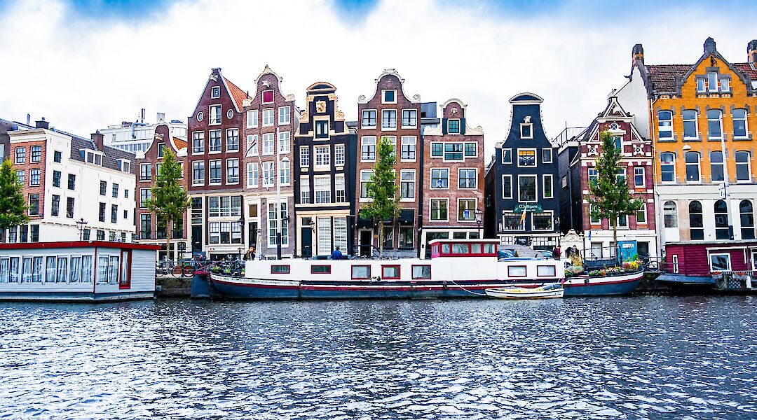 Boats along the canal in Amsterdam, Holland. Tobias Kordt@Unsplash