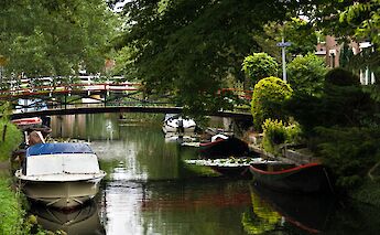 Canal in Enkhuizen, Holland. piotr ilowiecki@Flickr