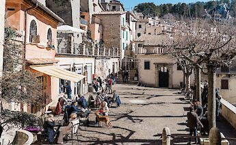 People and a dog at a cafe terrace in Rome, Italy. Gabriella Clare Marino@Unsplash