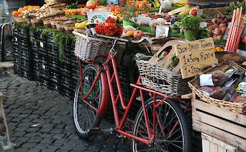 Bicycle at the market in Rome, Italy. Mark Pecar@Unsplash