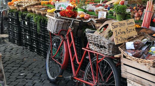 Bicycle at the market in Rome, Italy. Mark Pecar@Unsplash