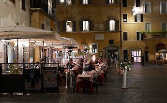 Al fresco dining at night, Rome, Italy. Sten Ritterfeld@Unsplash