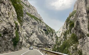 Car on Sedlo Pass, Zabljak, Montenegro. Ilse@Unsplash