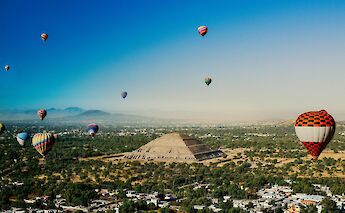 Hot air balloons over Teotihuacan, Mexico. Juliana Barquero@Unsplash