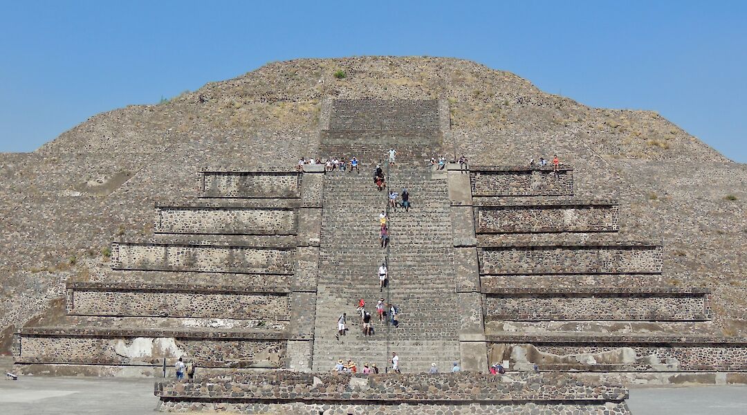 Tourists on the steps of a pyramid in Totihuacan, Mexico. Camilo Pinaud@Unsplash