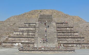 Tourists on the steps of a pyramid in Totihuacan, Mexico. Camilo Pinaud@Unsplash