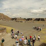 Various tourist groups at the archeological grounds, Teotihuacan, Mexico. Robinson Esparza@Flickr