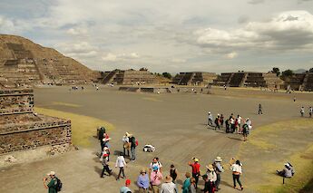 Various tourist groups at the archeological grounds, Teotihuacan, Mexico. Robinson Esparza@Flickr