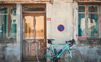 Bike parked against a wall in Beaune, France. Unsplash:Joran Maaswinkel