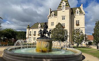 Grand house and fountain in Meursault, France. Flickr:Wolf Gang