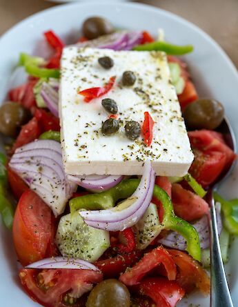 Greek salad. Sebastian Pandelache@Unsplash