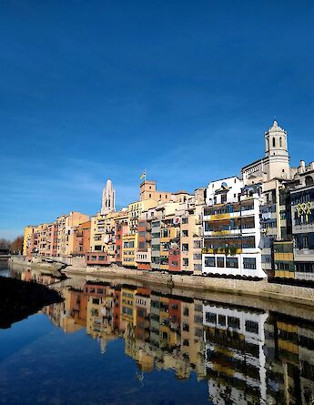 Blue skies over the river, Girona, Spain. Unsplash:Mch Ayr