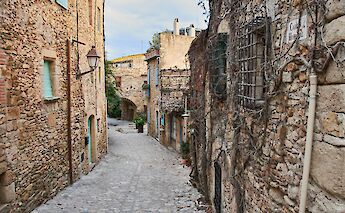 Street in Peratallada, Spain. Unsplash:Hector J Rivas