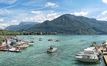 Lake Annecy seen from the Pont des Amours. CC:Alex Brown